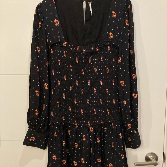 💕SOLD💖Free People Womens Medium “Two Faces” Black Floral Smocked Long Sleeve - Picture 3 of 8